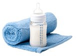 Babyfläschen mit einem Handtuch