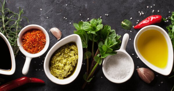 Schalen mit verschiedenen Ölen und Gewürzen