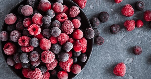 Schale mit gefrorenen Beeren