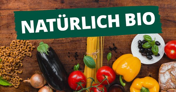 Auf dem Tisch ausgebreitete Lebensmittel - Nudeln, Obst und Gemüse. 