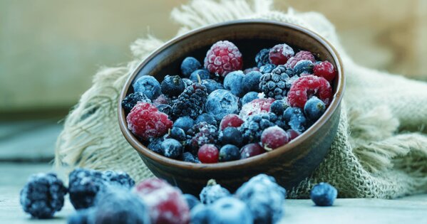 Schale mit gefrorenen Beeren