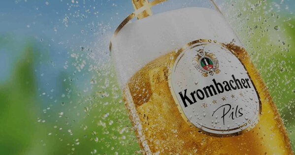 Krombacher Glas mit Bier befuellt