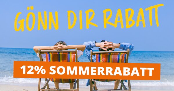 Zwei Liegestühle am Strand mit der Überschrift "Gönn dir Rabatt 12% Sommerrabatt"