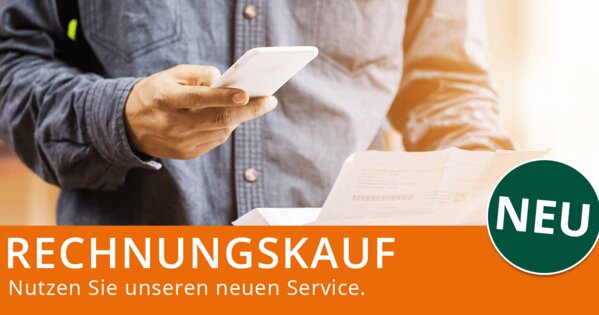 Mann mit einen Handy und einer Rechnung in der Hand