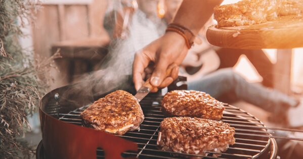 Drei Frikadellen auf einen Grill