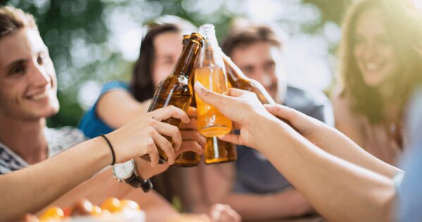 Freunde die mit Bier anstoßen